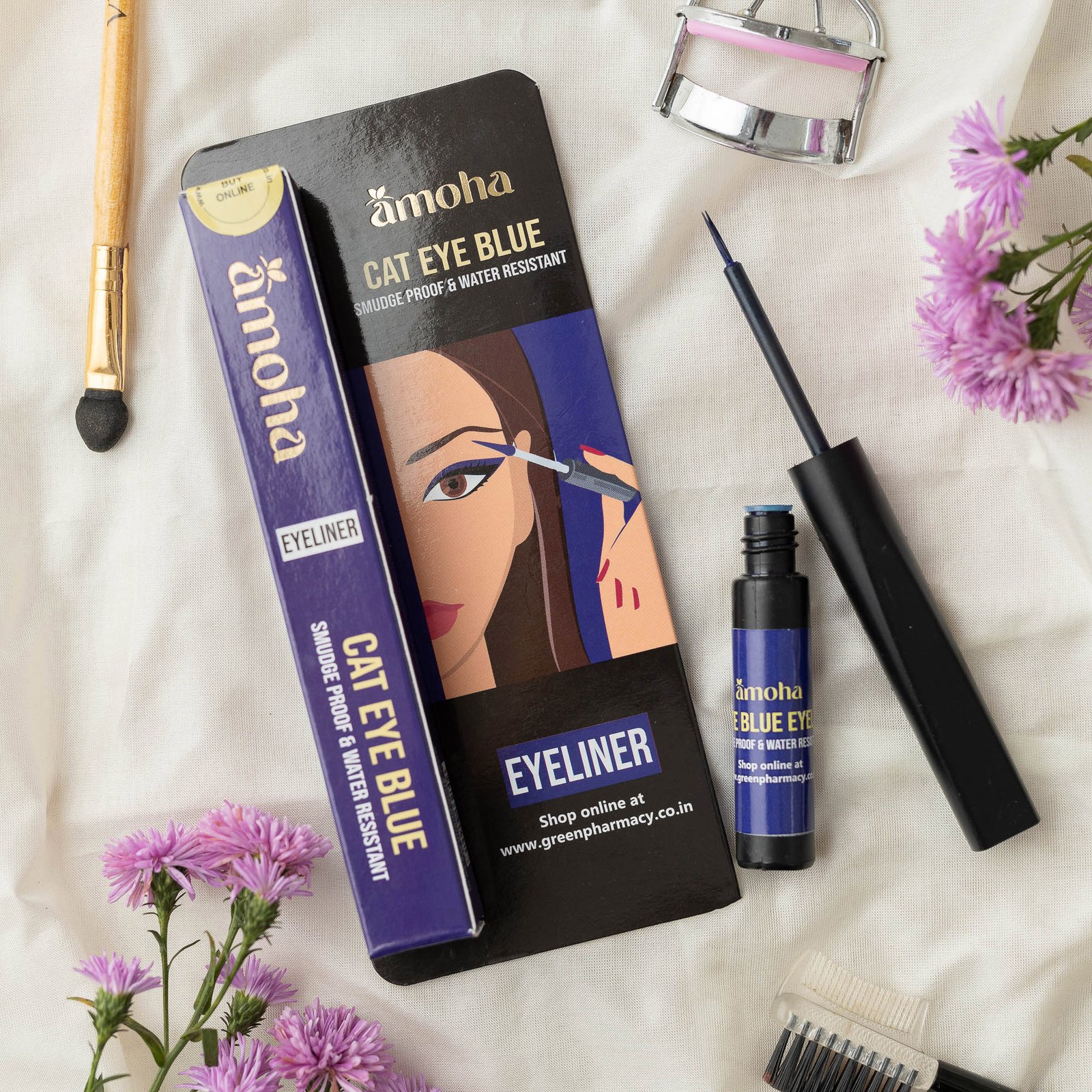 amoha-eyeliner-cat-eye-blue